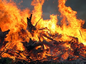 800px-Midsummer_bonfire_closeup